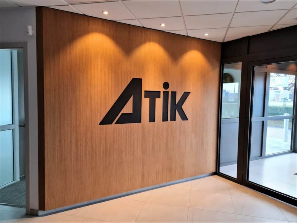 Panneau mural avec logo Atik résidences