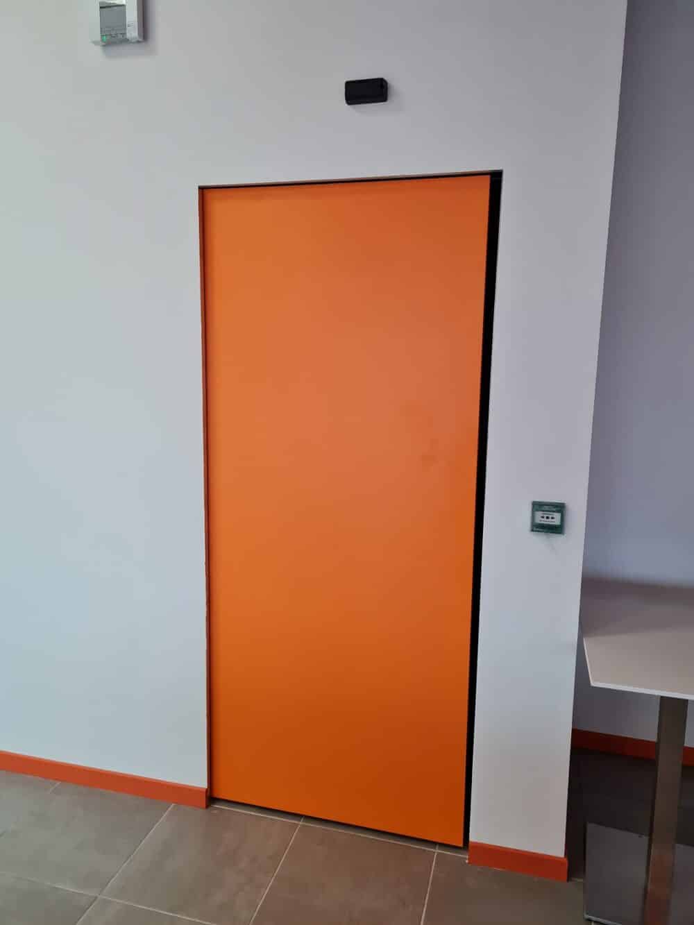 Porte coulissante orange sur mesure restaurant Pum Thaï Cernay