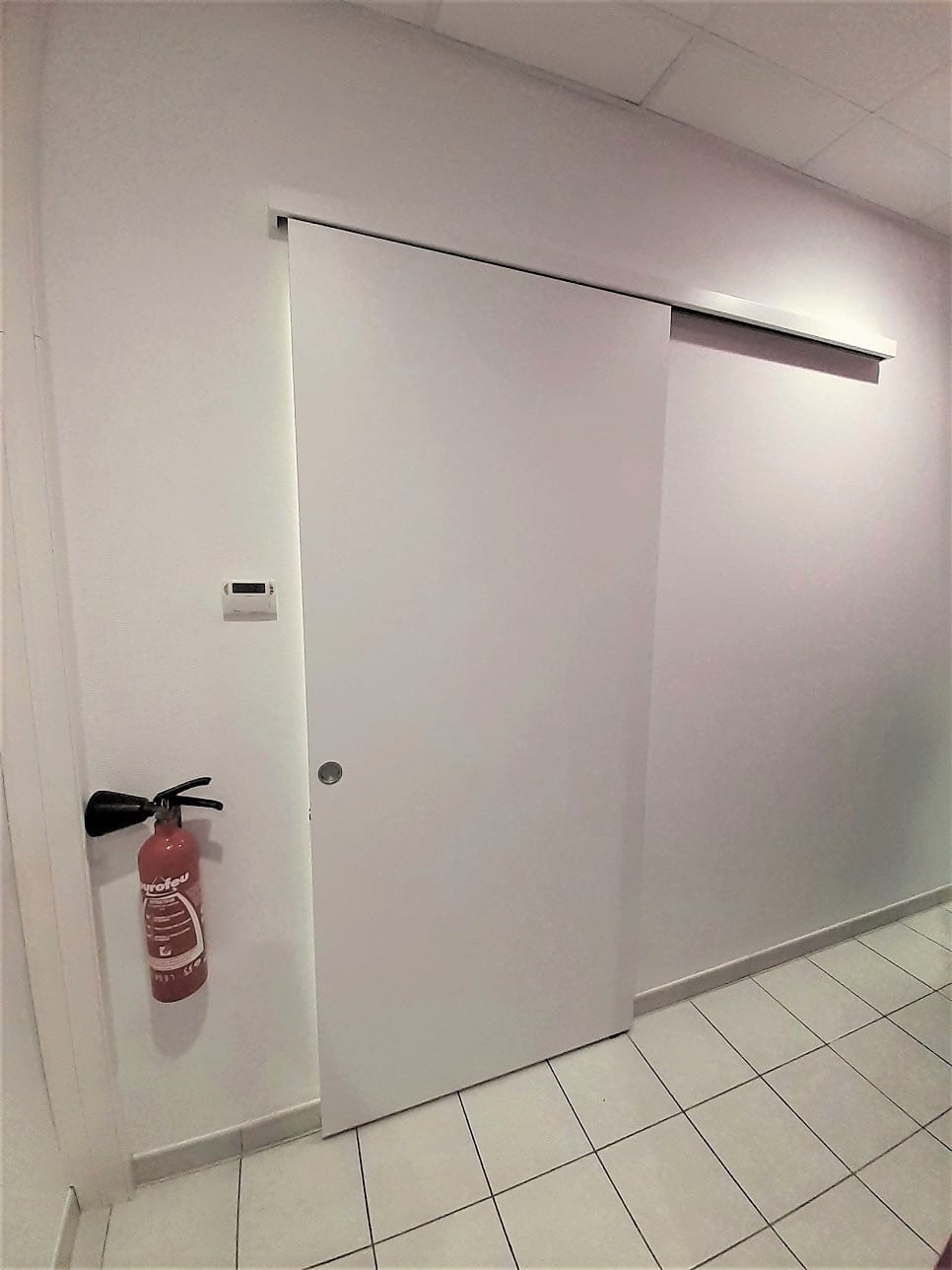 Porte coulissante en applique sur mesure