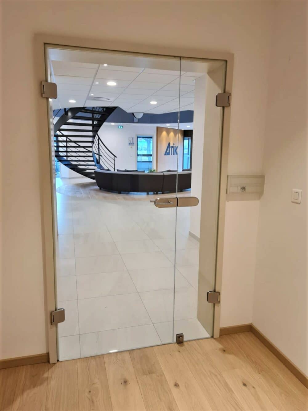 Porte en verre transparent sur mesure