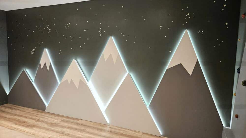 montagnes bois avec bandeaux LED