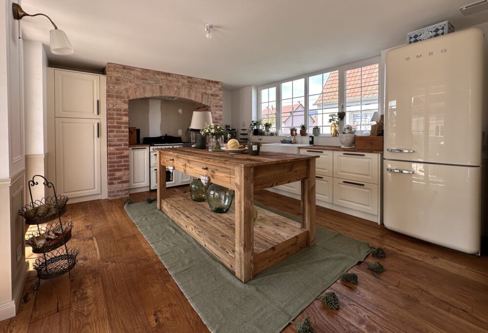 Cuisine sur mesure et table de drapier