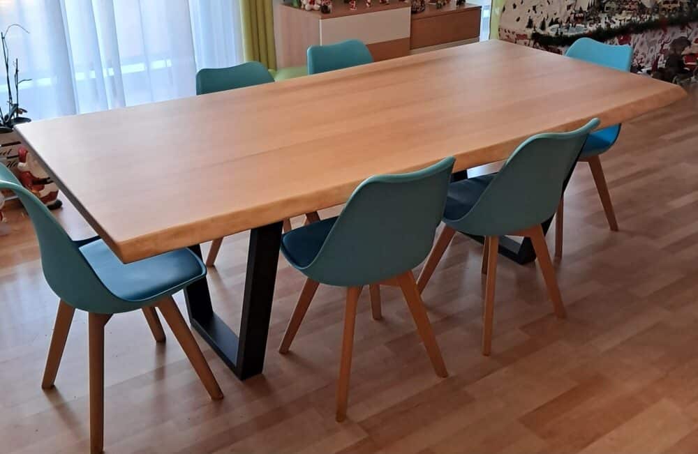 table sur mesure en hêtre massif finition vernis mat