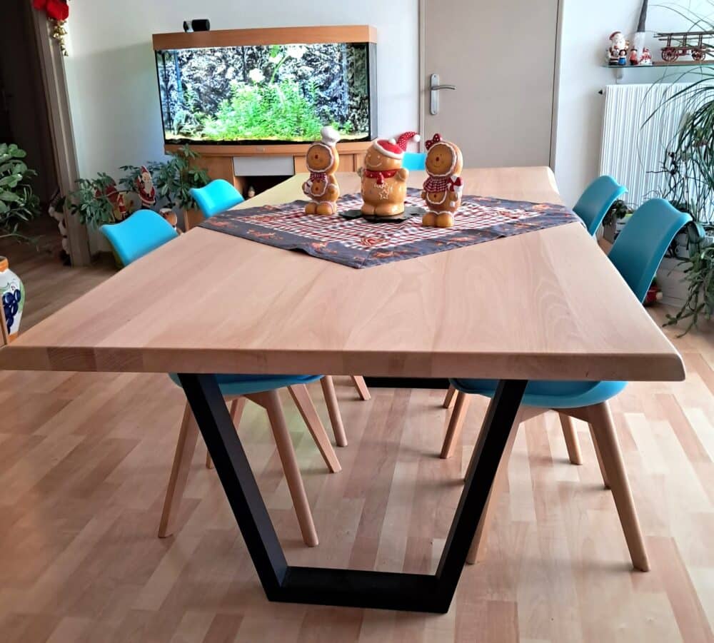 table sur mesure en hêtre massif finition vernis mat