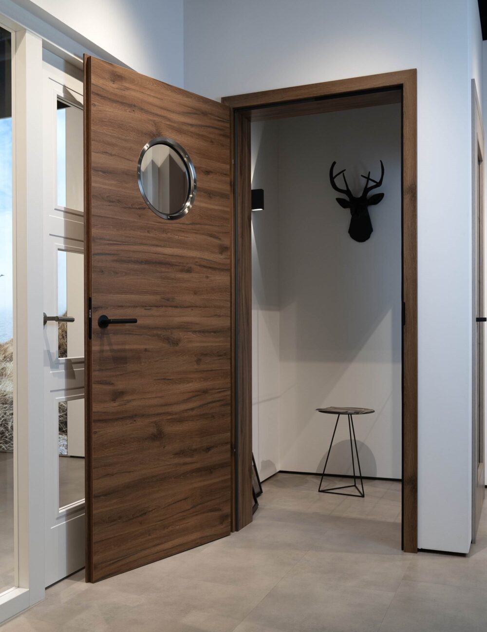 Porte chêne foncé avec oculus hublot