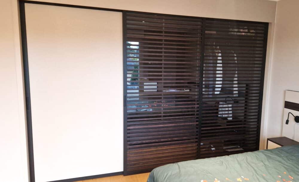 placard coulissant sur mesure avec une porte stratifiée et deux portes vitrées avec tasseaux massifs