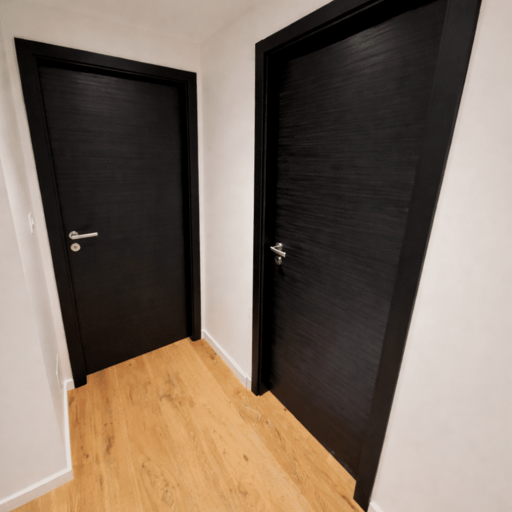 porte noire structurée et cadre ultramat